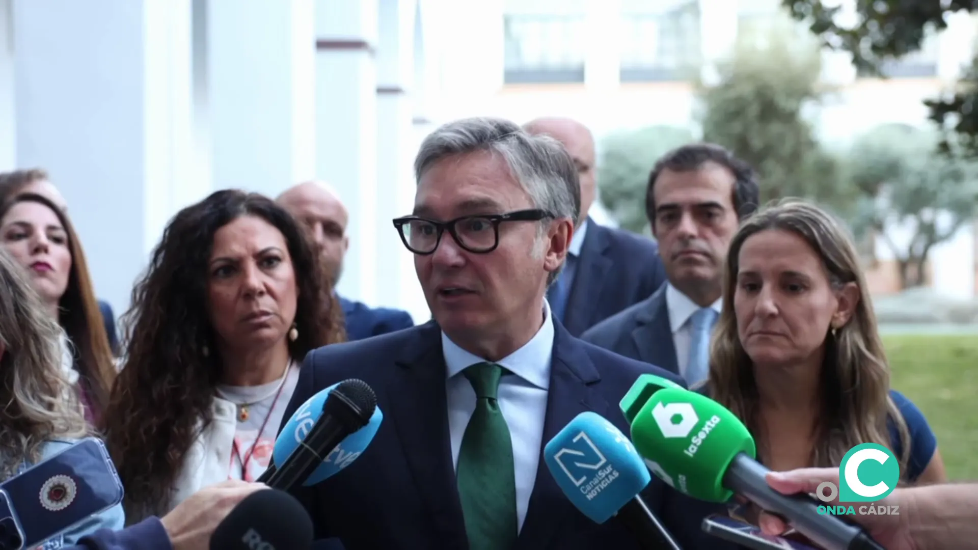 El portavoz parlamentario de Vox durante su intervención ante los medios