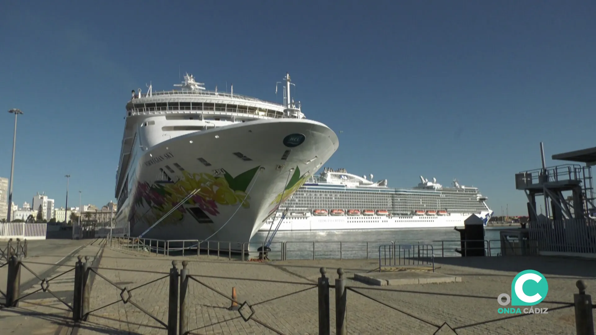 Buques de pasajeros este jueves atracados en el muelle de la capital gaditana
