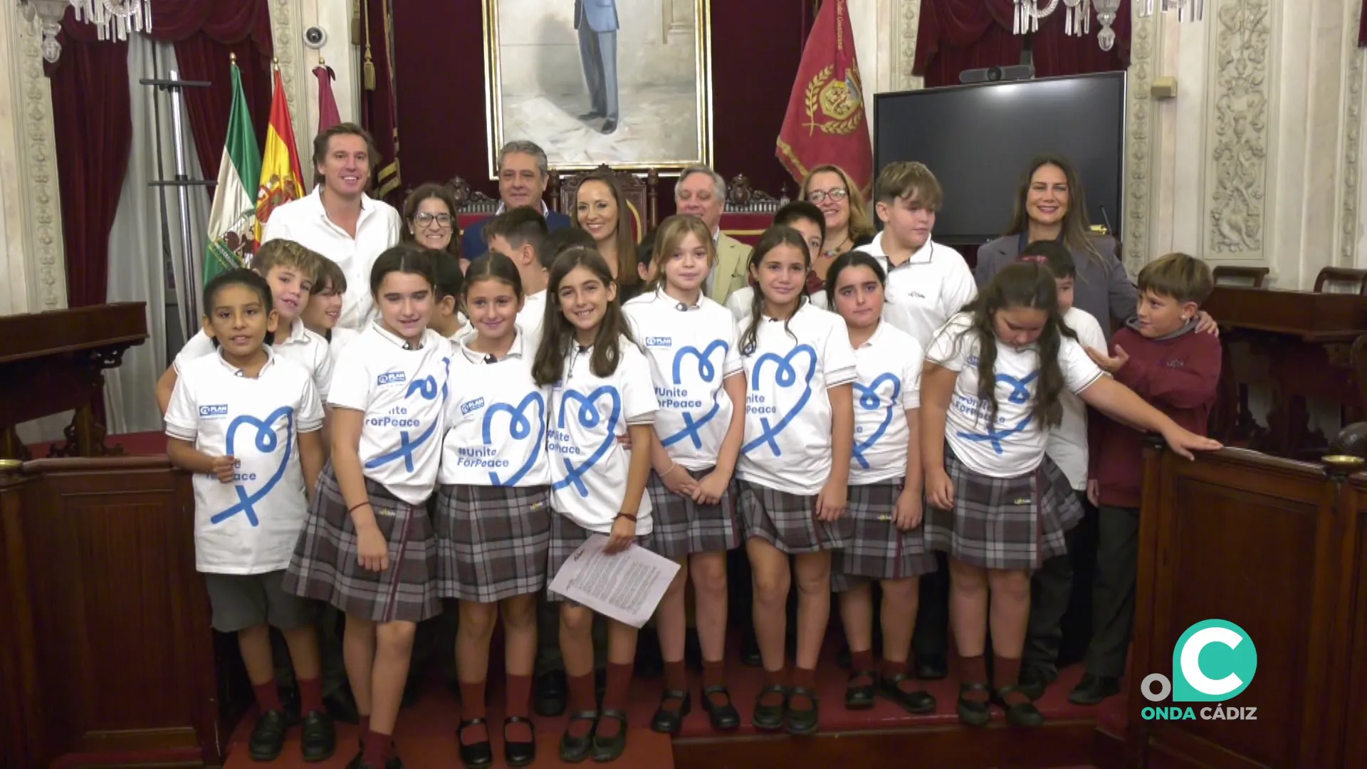 Los protagonistas en el Salón de Plenos del consistorio este jueves tras el acto