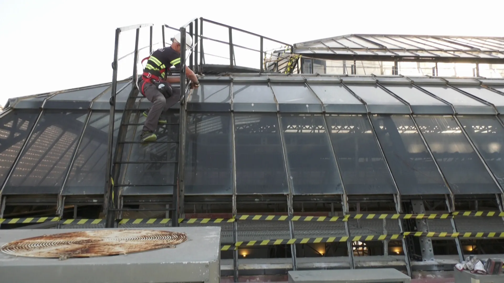 Operario trabajando en la parte superior del edificio