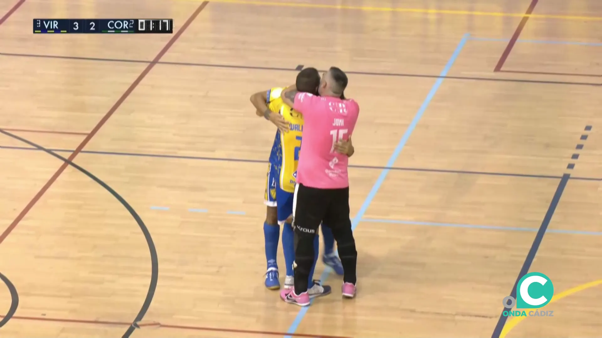 Abrazos locales tras la consecución de uno de los tantos durante el encuentro