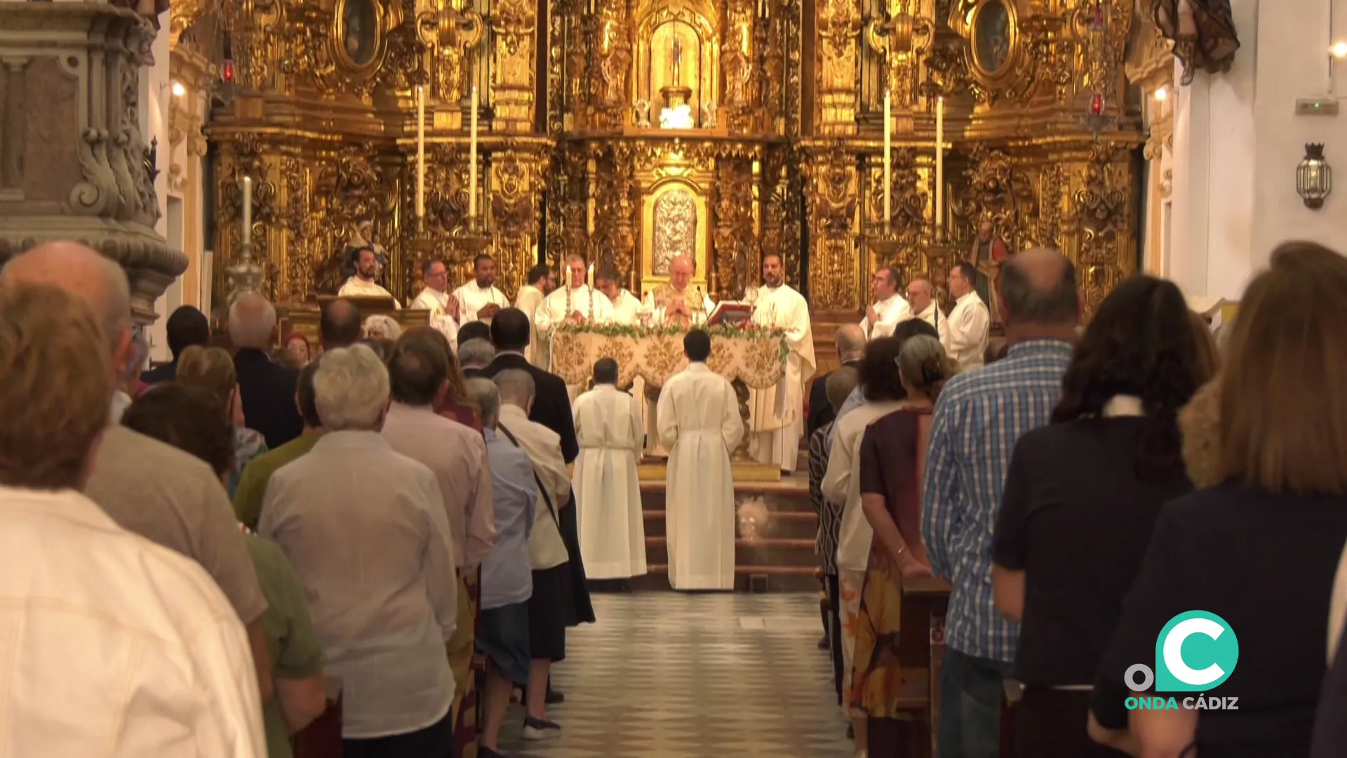 Momento de los cultos que se efectuaron en la iglesia de la calle Sagasta