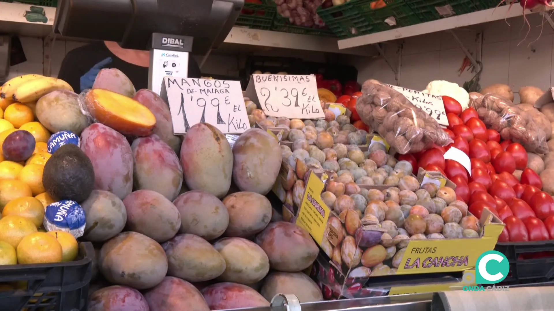 Productos en uno de los puestos del Mercado Central de Cádiz