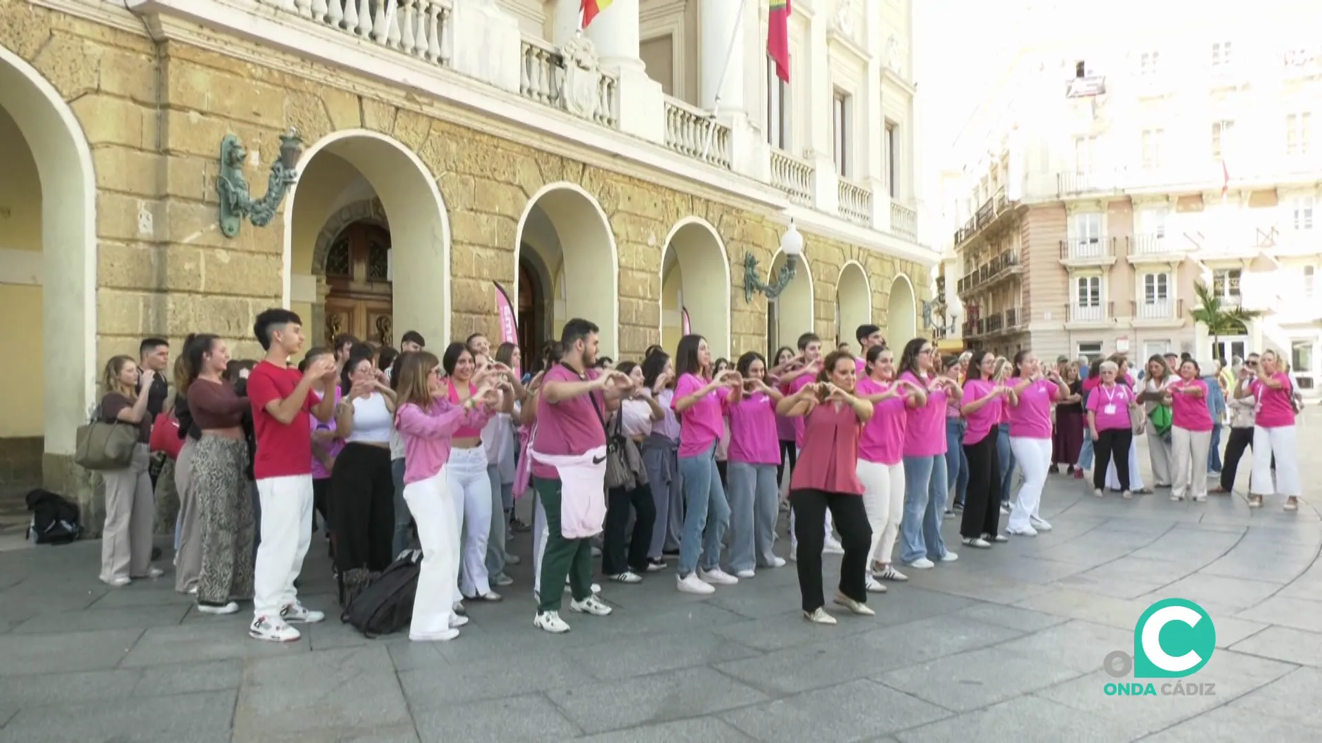 Los alumnos de la Inmaculada cerraron el acto con una coreografía en la plaza de San Juan de Dios