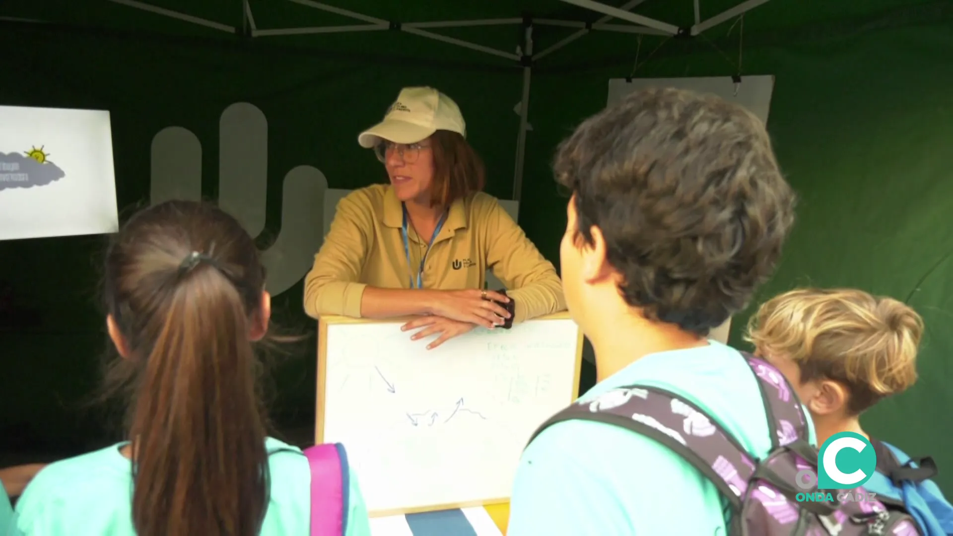 Escolares atienden las explicaciones de una monitora en una de las carpas dispuestas