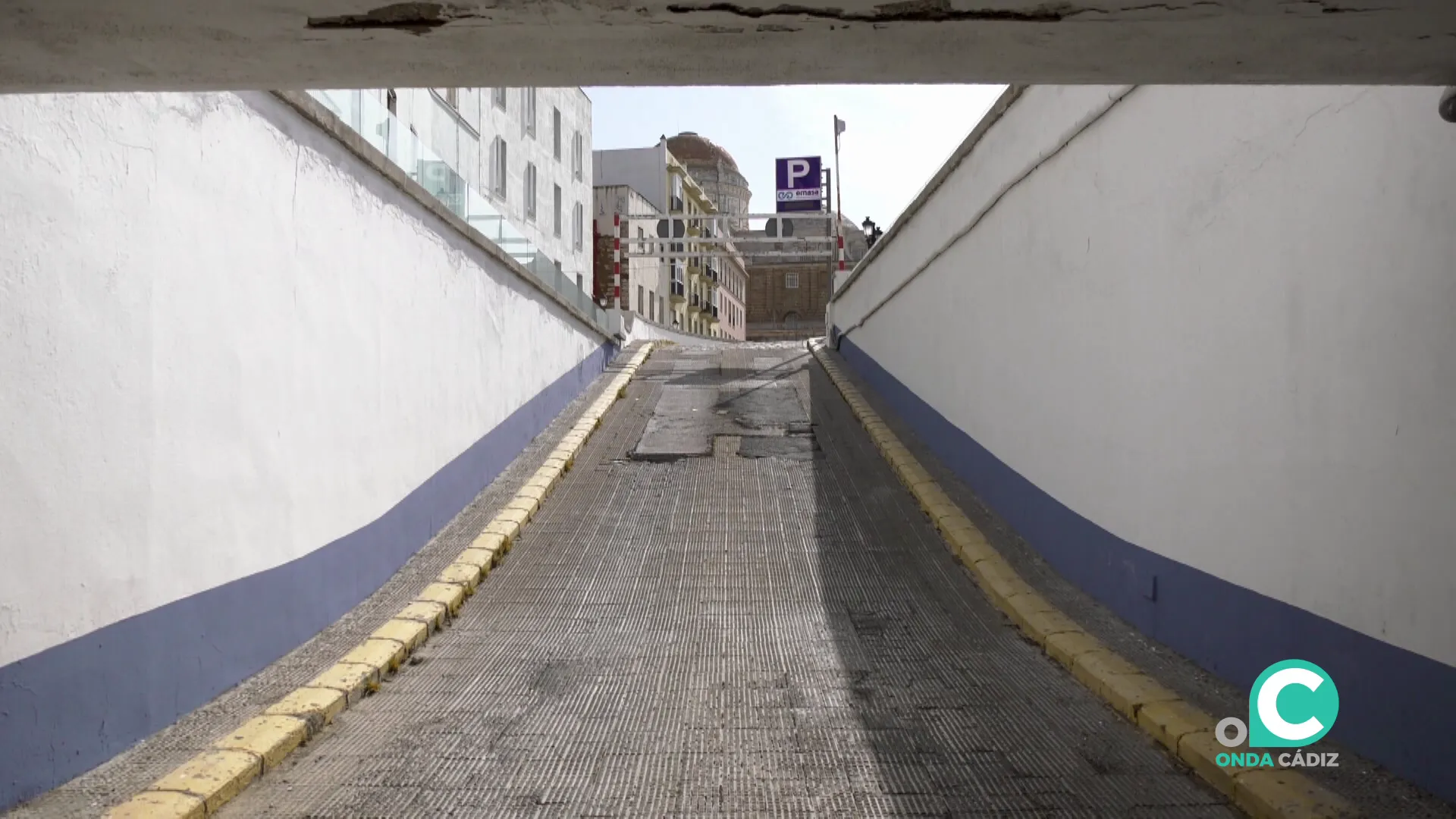 Rampa de acceso al estacionamiento 