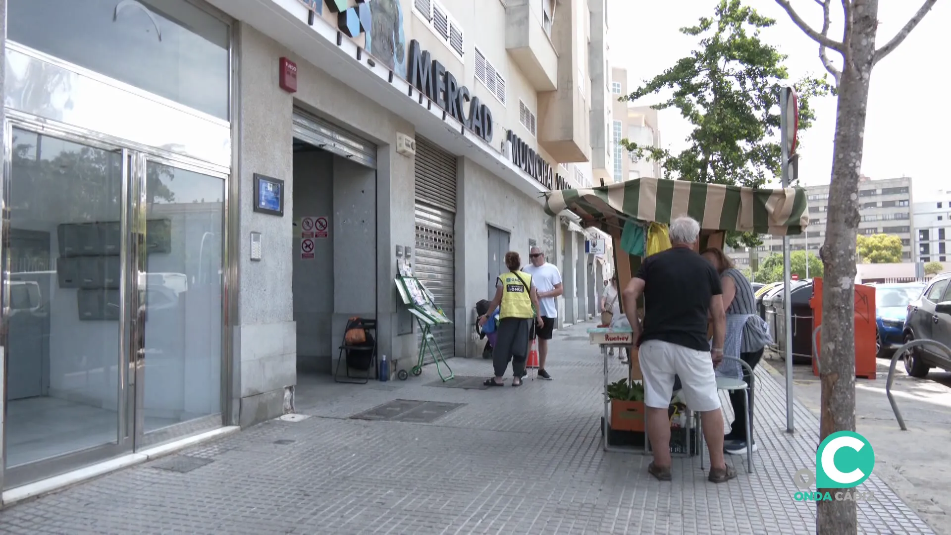 Acceso al espacio comercial por la calle Pueblo Gitano
