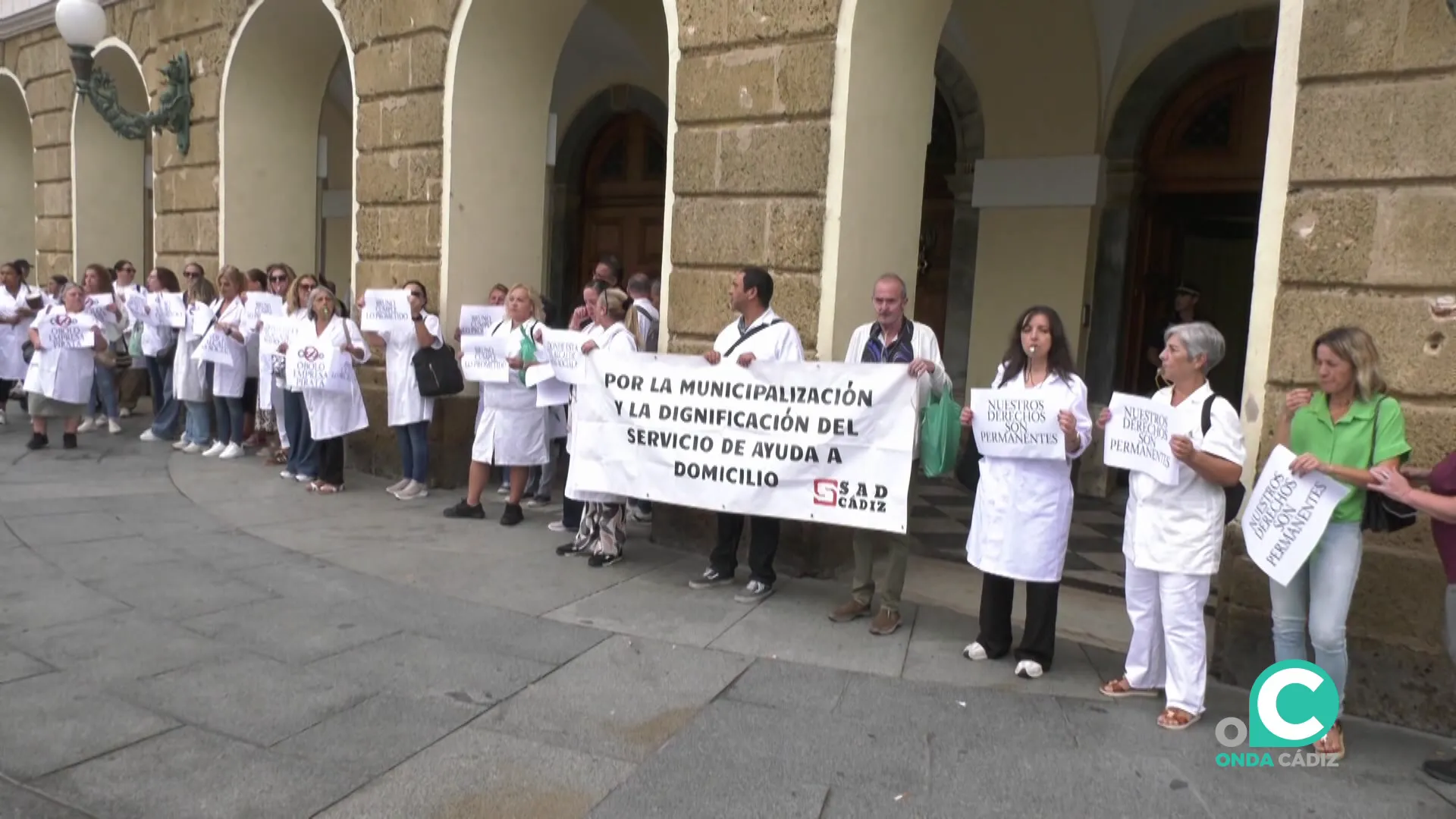 Empleados de Óbolo en la plaza de San Juan de Dios esta mañana