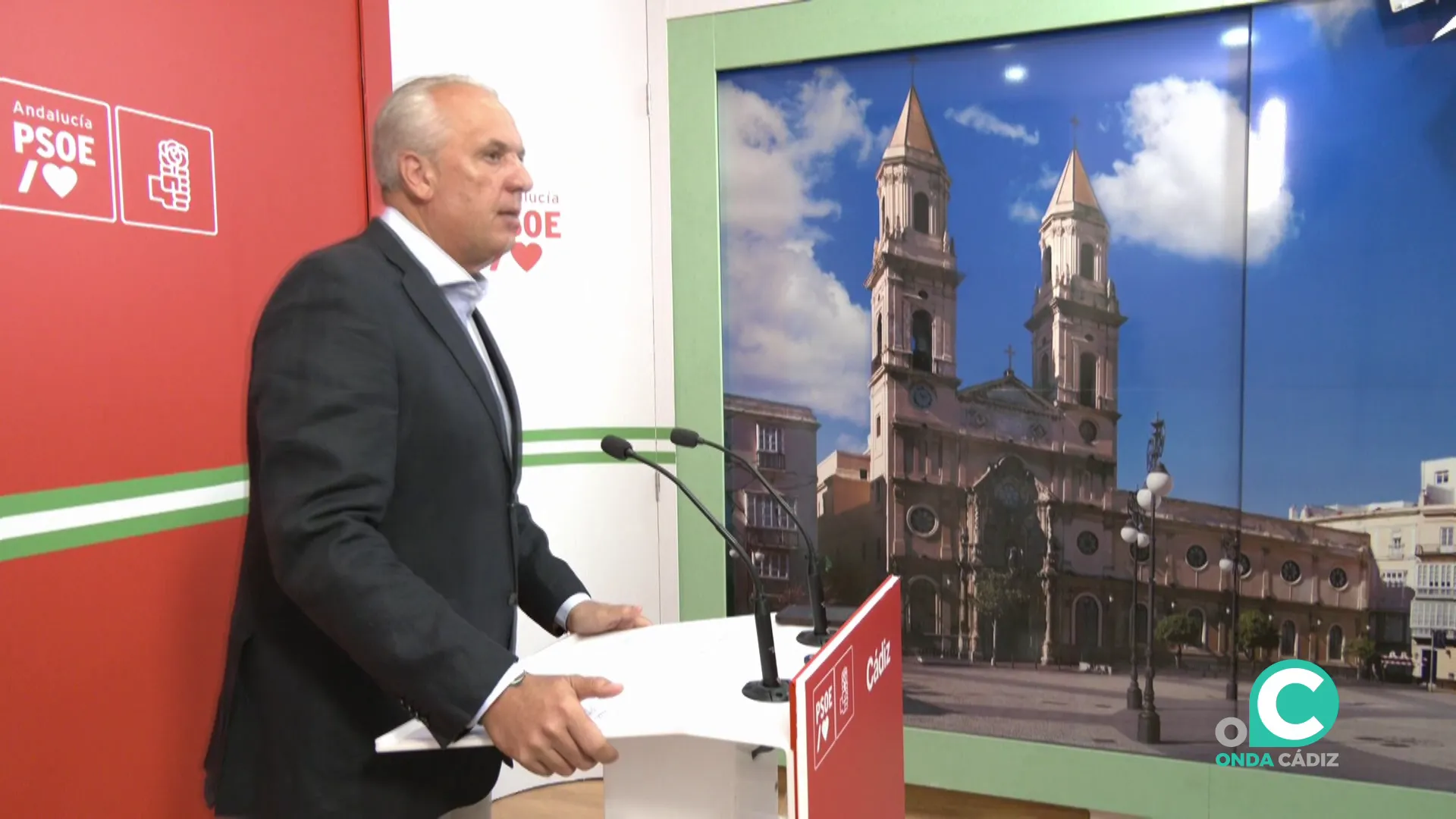 El dirigente socialista durante su intervención ante los medios 