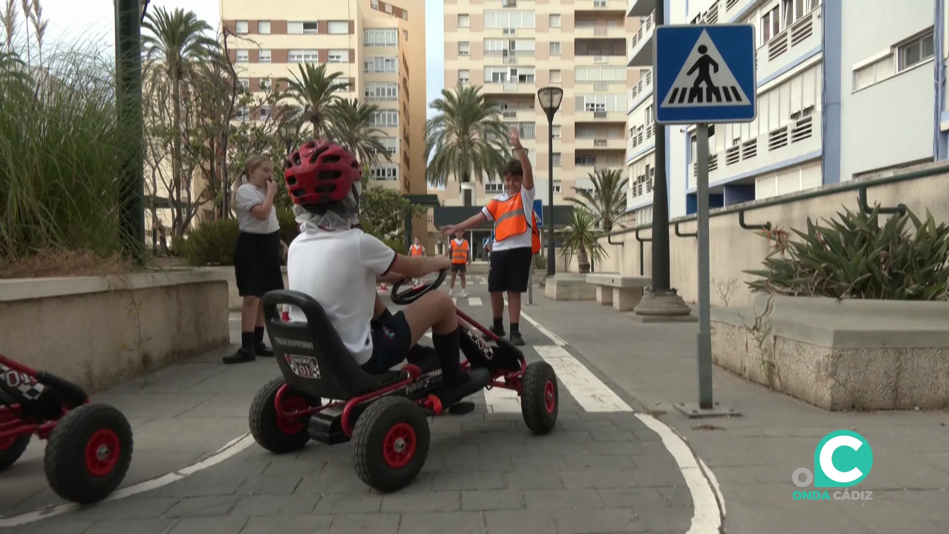 Los más pequeños aprenden de forma divertida en la zona exterior de la Jefatura de la Policía Local
