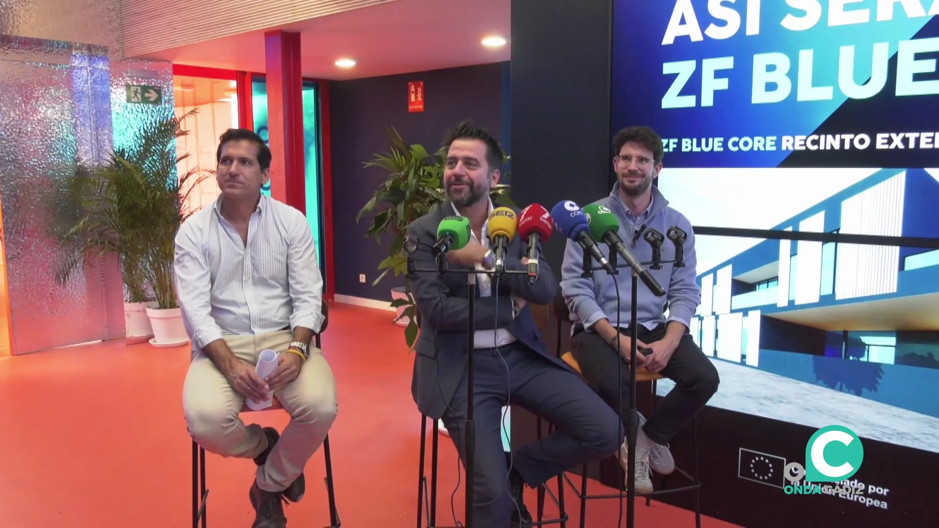 Francisco González, junto con los arquitectos en el acto de presentación ante los medios. 