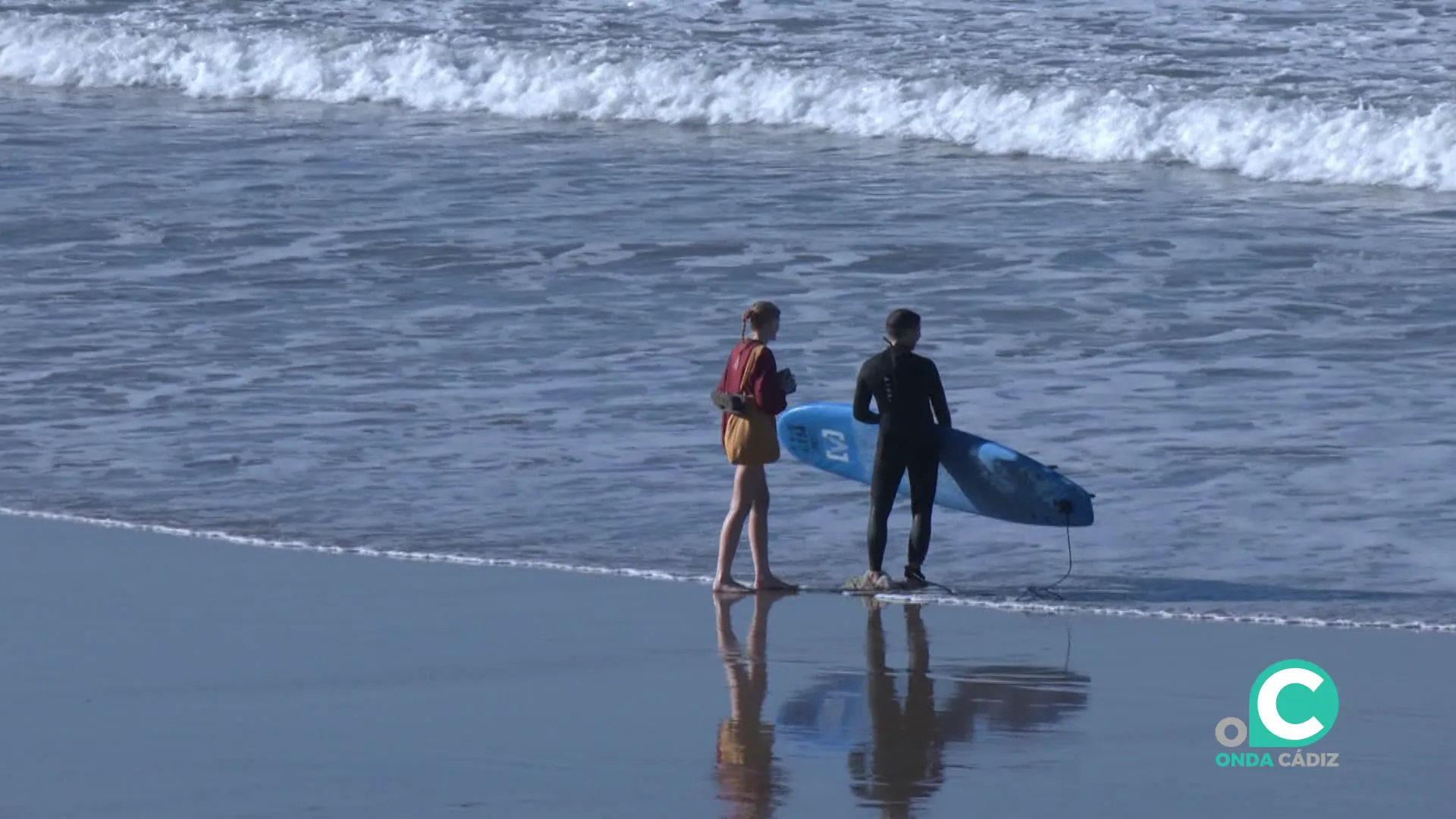 Dos personas en la orilla de la playa de Santa María del Mar