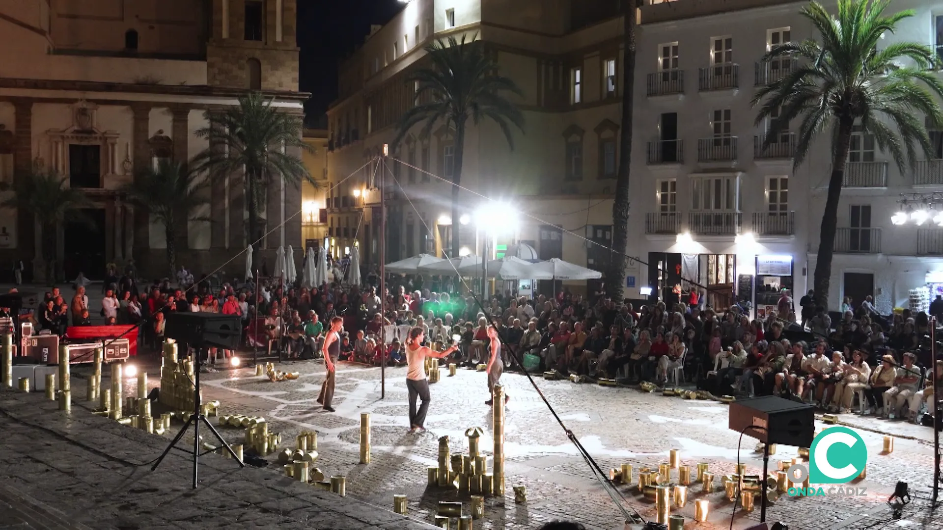 M,ucho público se acercó a la plaza de la Catedral para la pieza titulada “Latas”