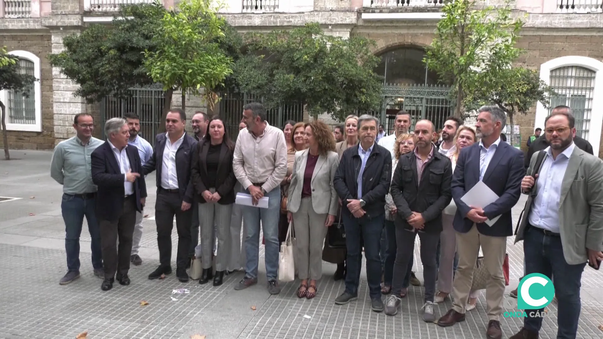 Representantes del PSOE a la puerta del Palacio Provincial tras salir del Pleno