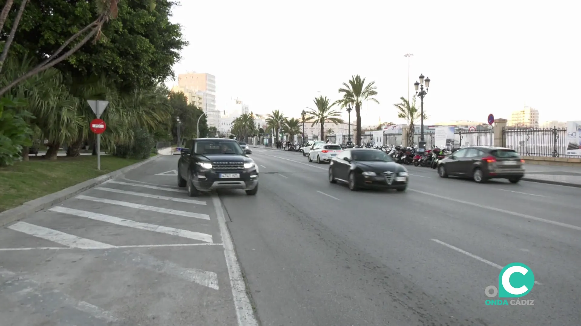 Vehículos por el paseo de Canalejas en la capital gaditana