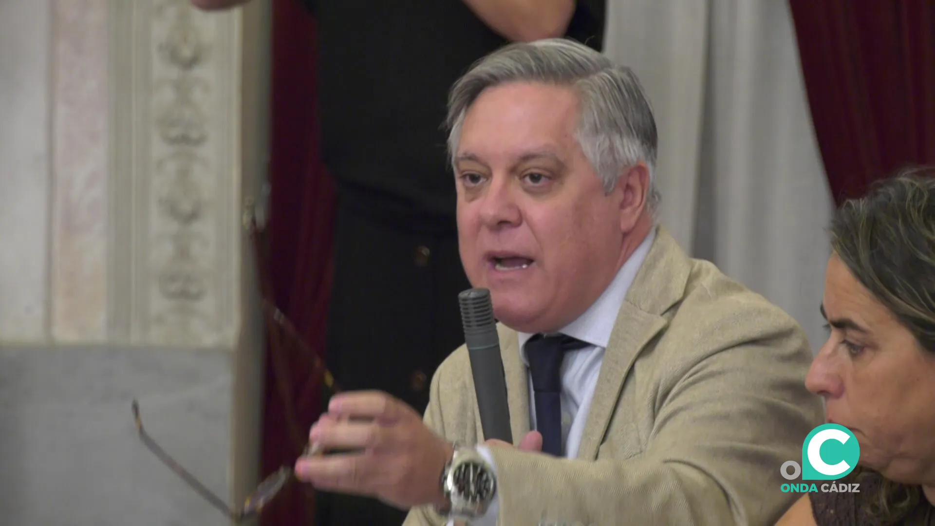 Óscar Torres durante la intervención en un pleno muncipal