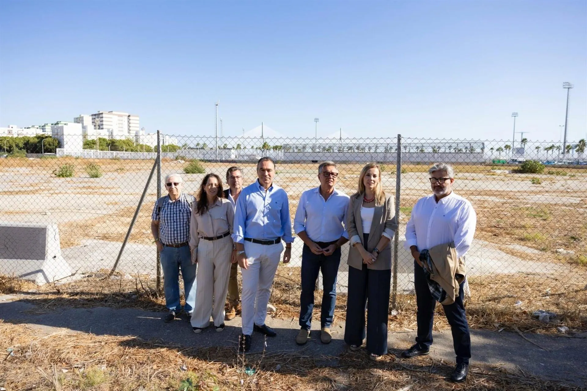 Gavira frente a los terrenos donde se construirá el nuevo hospital de Cádiz