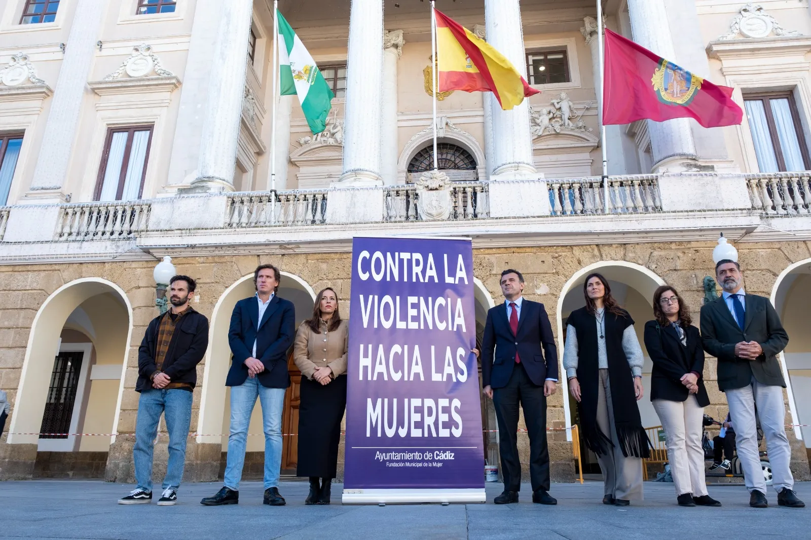 Minuto de silencio frente al Ayuntamiento de Cádiz. 