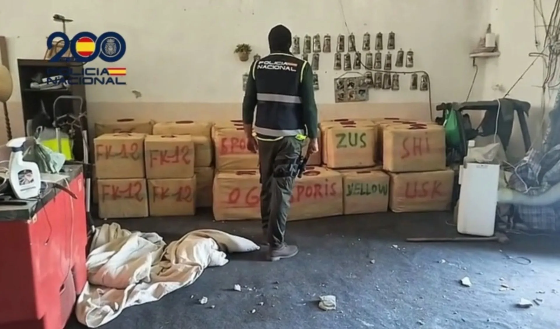 Un agente en la finca con la mercancia requisada