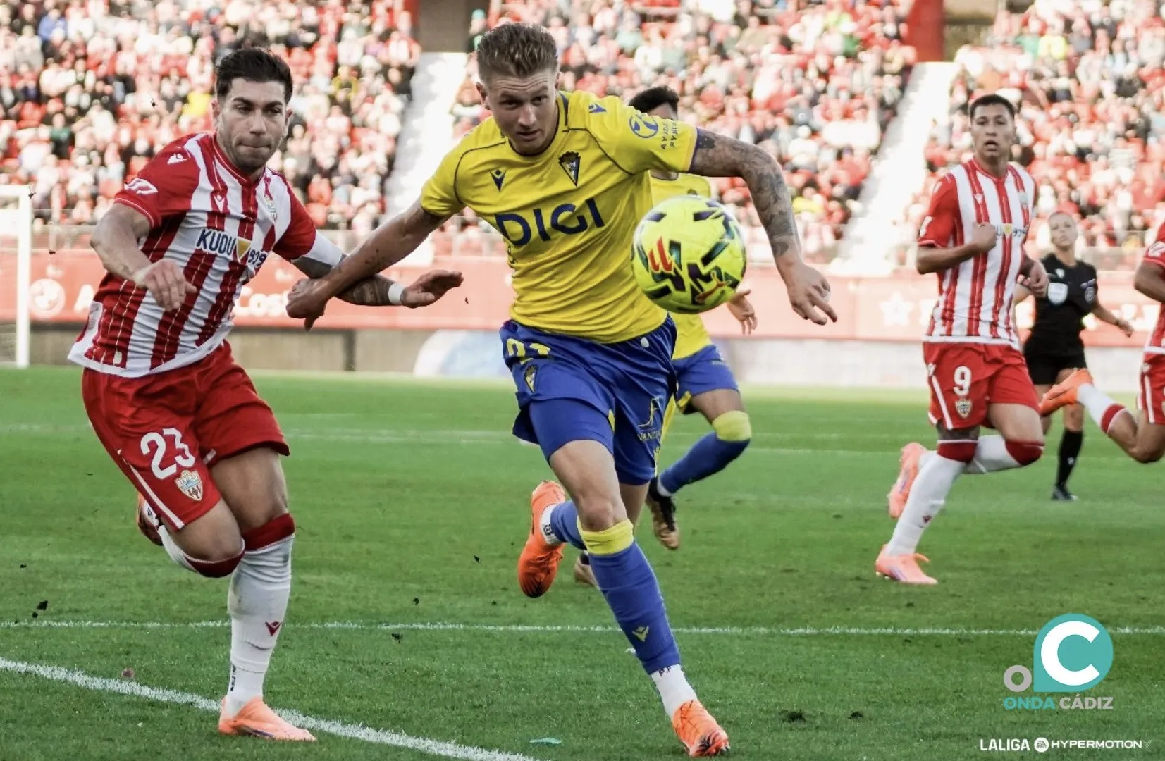 Pelayo en una acción del encuentro con Embarba (Foto: La Liga)