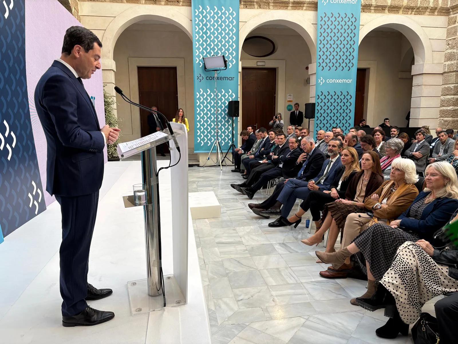 El presidente de la Junta de Andalucía se ha reunido con el comisario europeo de Pesca y Océanos, Costas Kadis.