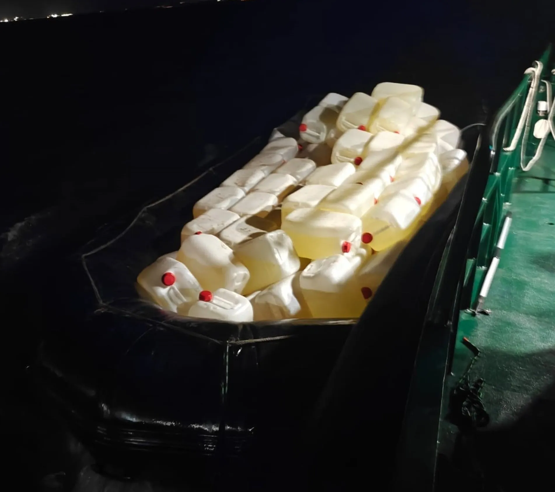 Embarcación incautada en Puerto Real con más de 180 garrafas de gasolina en octubre de 2025. 