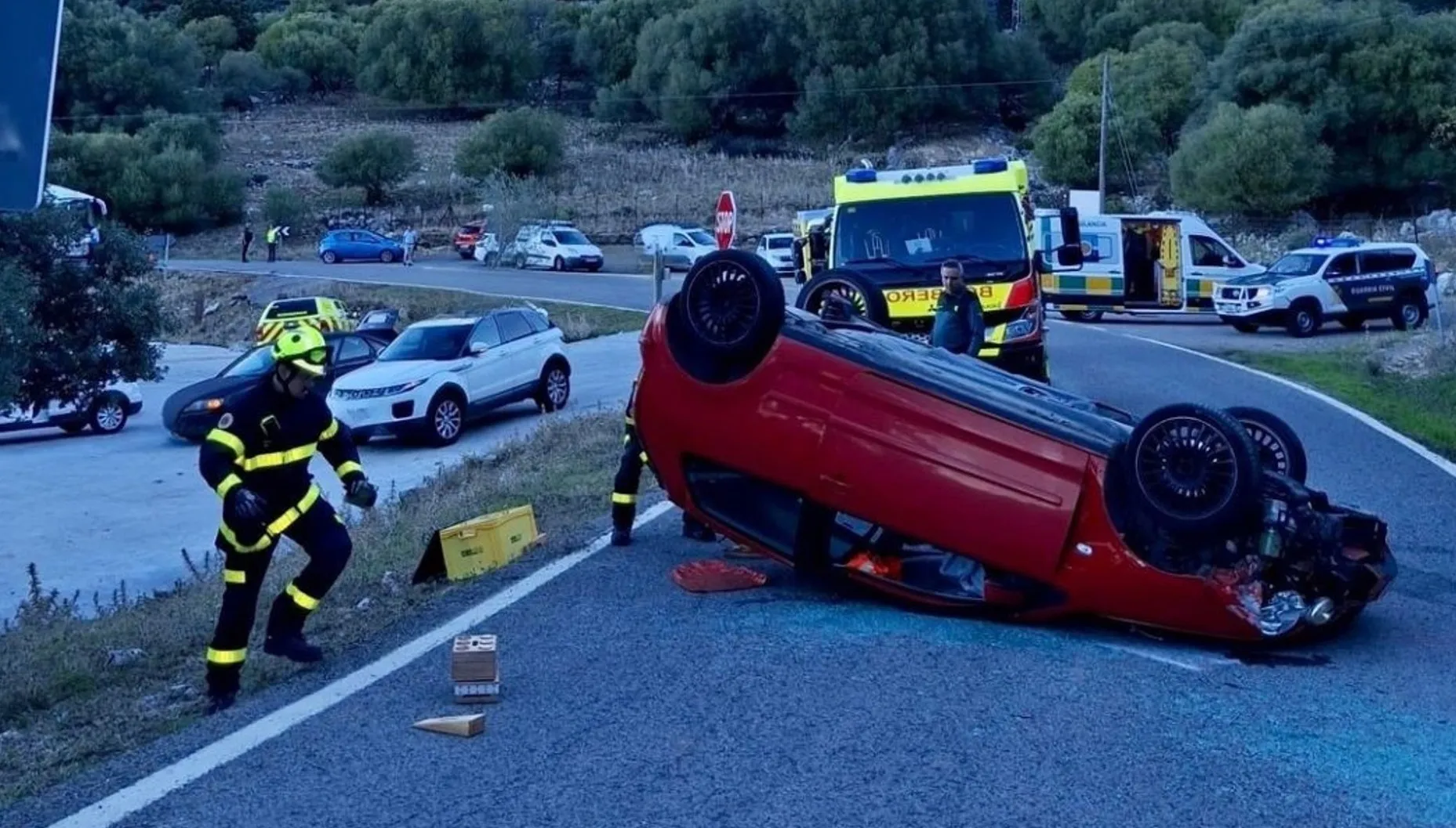 Bomberos en el ugar del accidente en la carretera de la Sierra de Cádiz