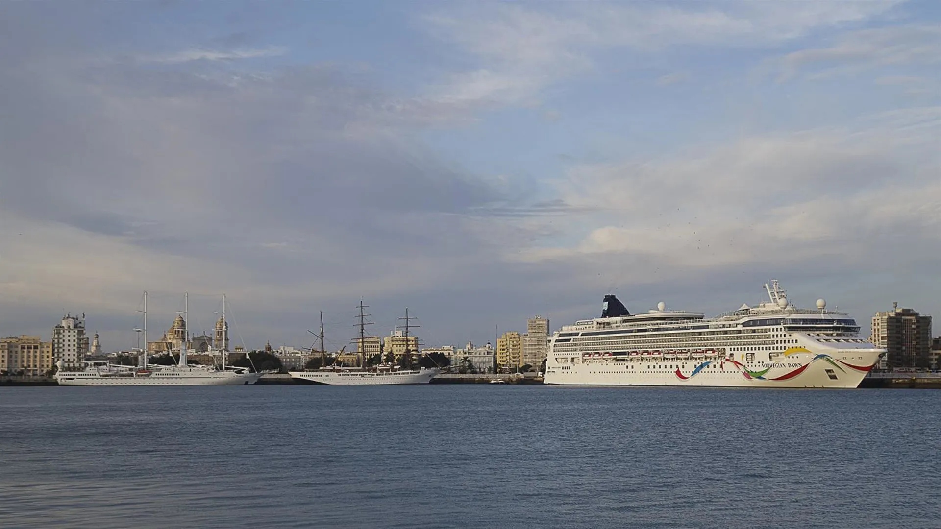 Barcos de pasajeros atracados en la capital gaditana este mes de noviembre