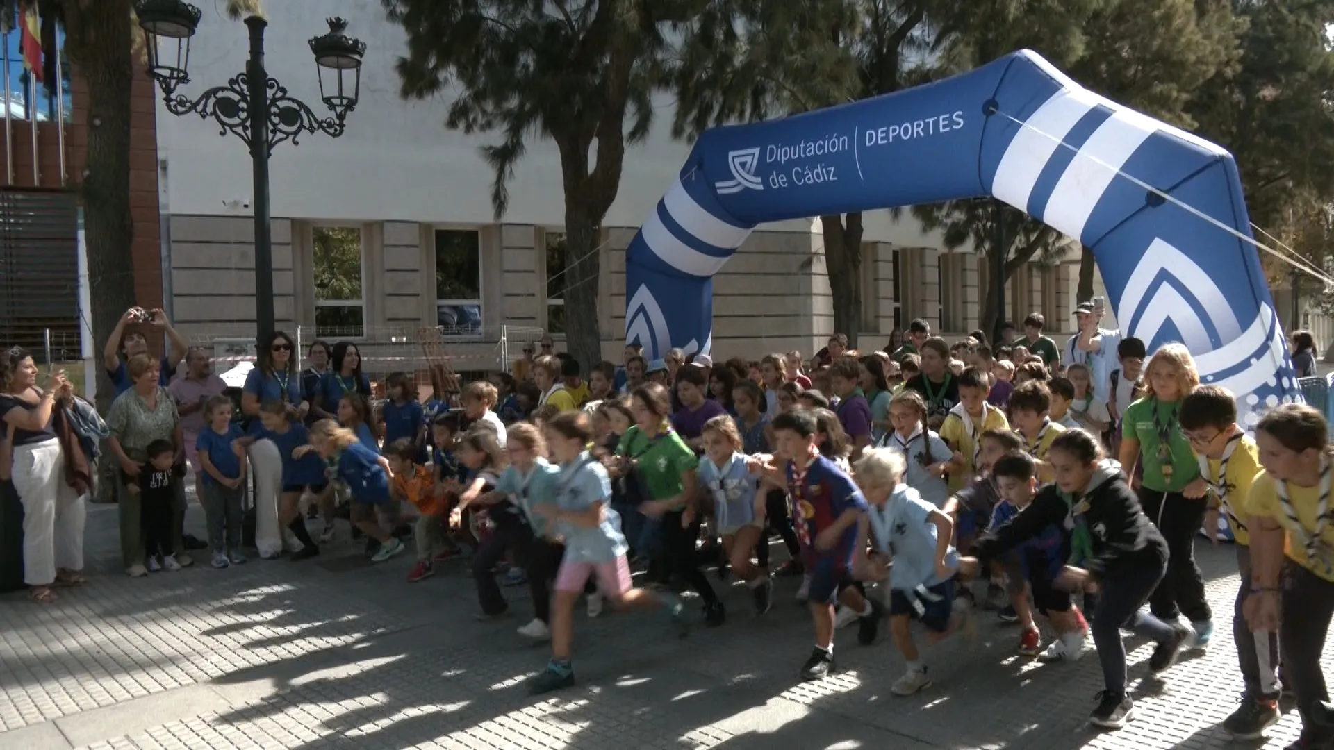 Momento en el que los participantes inician la carrera final.