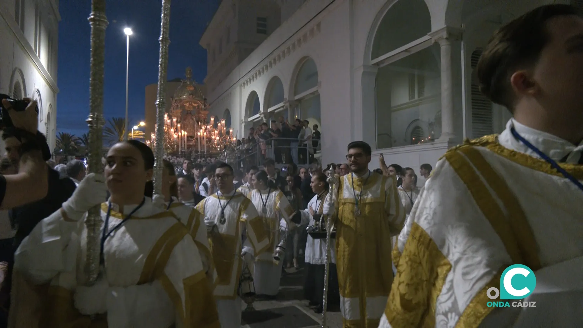El cortejo volvió a entrar en el antiguo Hospital de Mora, actual sede de la Facultad de Ciencias Económicas y Empresariales.