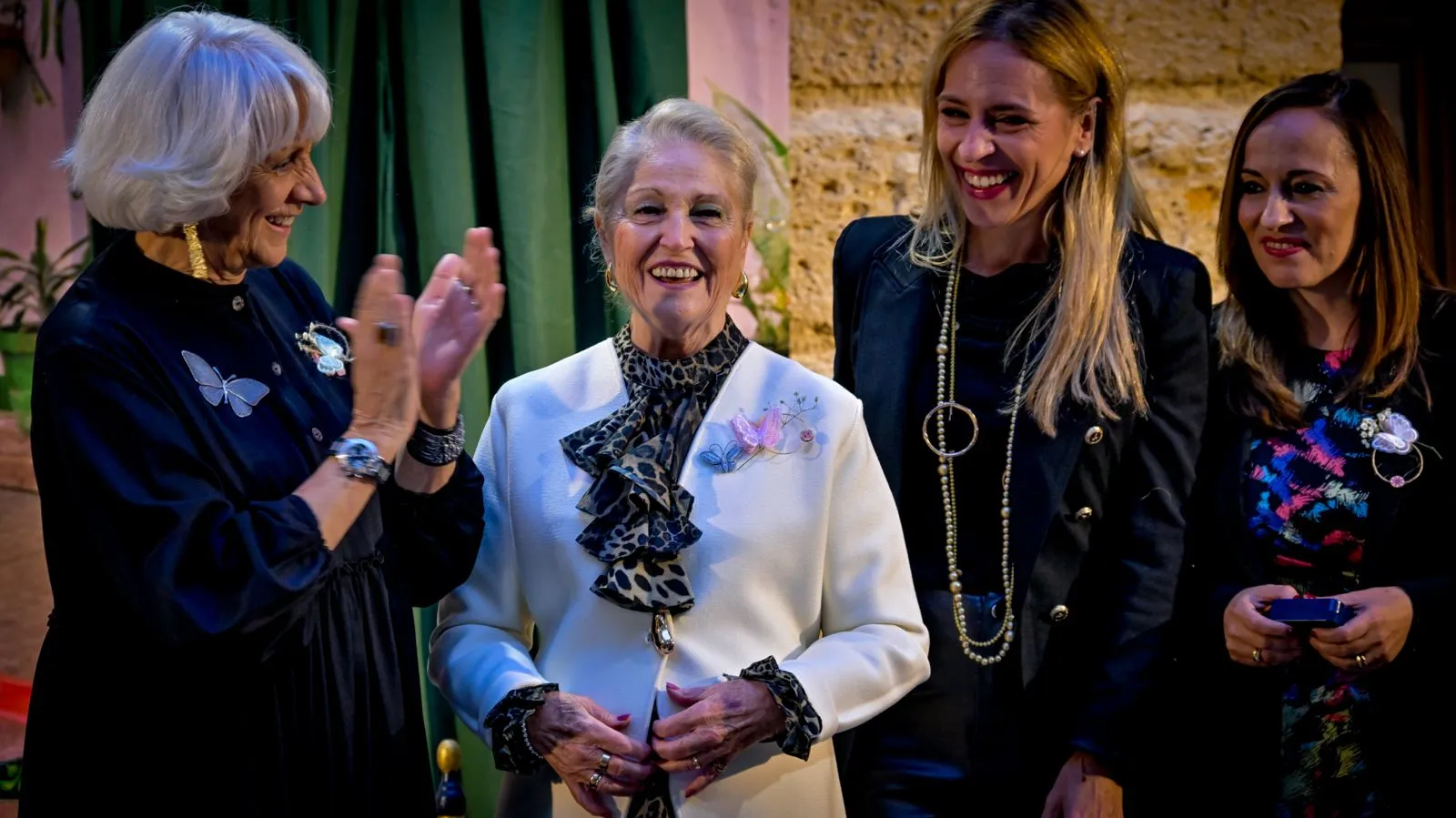 La homenajeada muestra su alegría con el reconocimiento