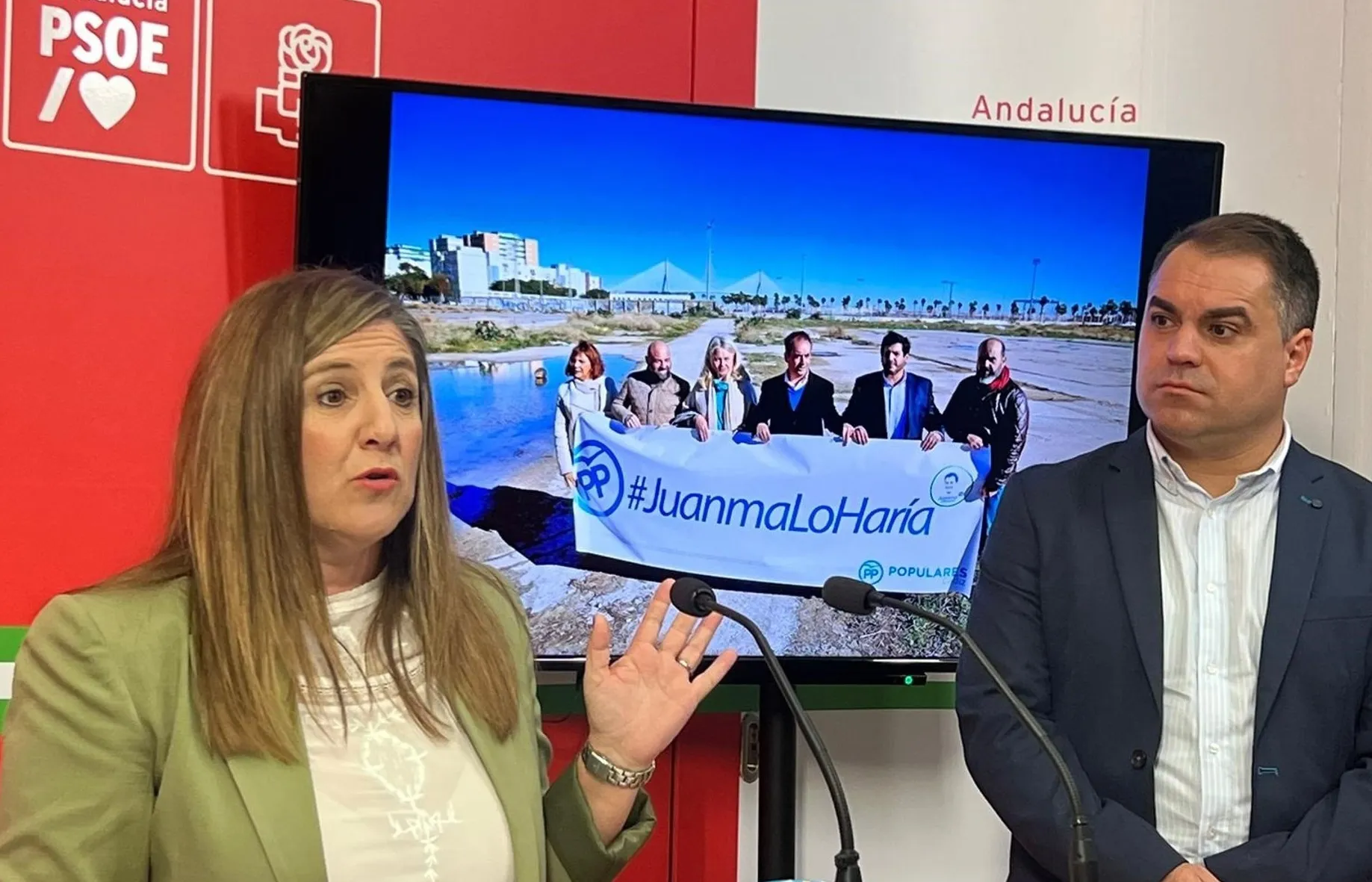 Irene García y Juan Cornejo responden a los medios durante la rueda de prensa