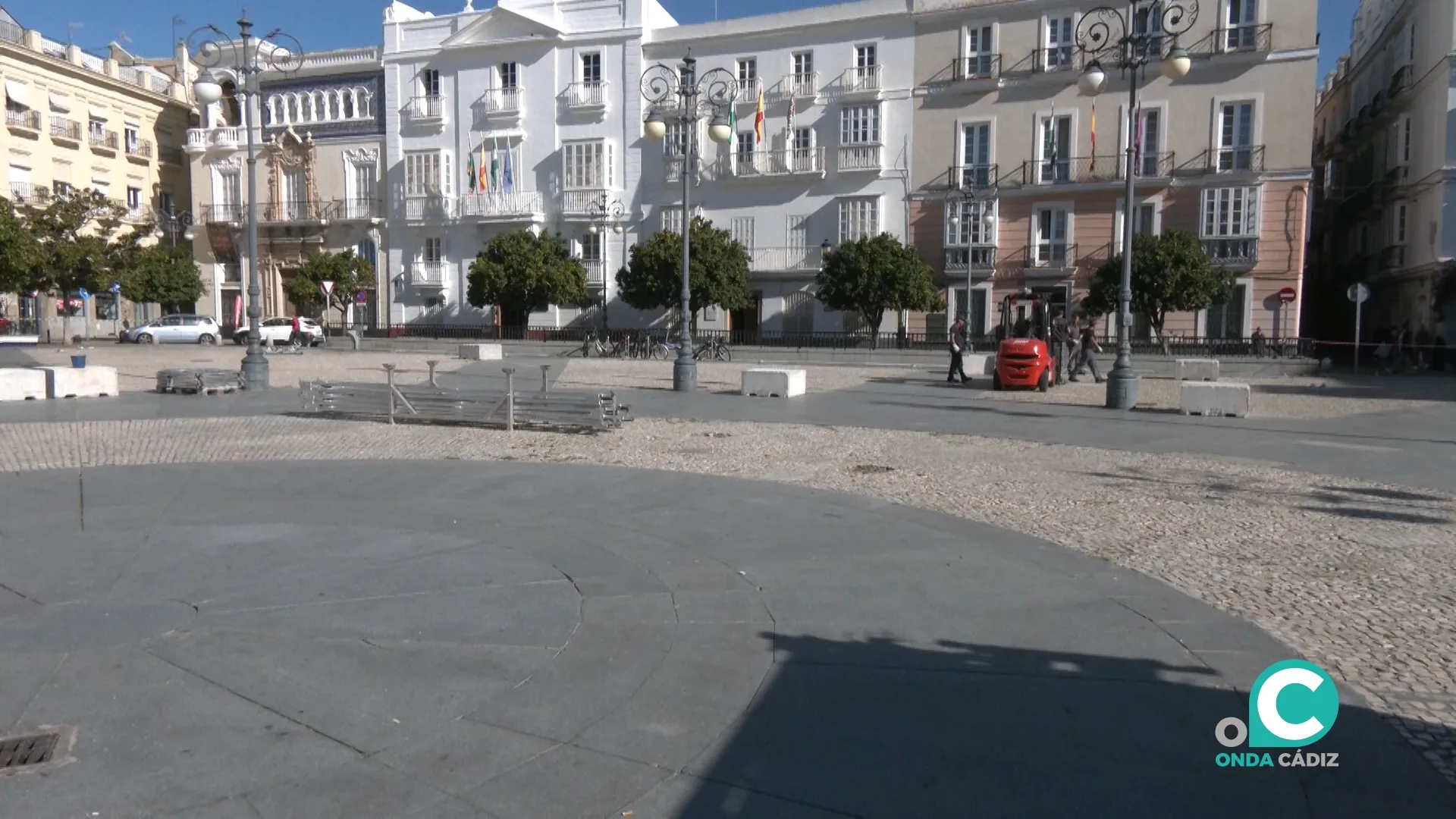 Operarios trabajando en la plaza de San Antonio en la colocación de distintas instalaciones. 