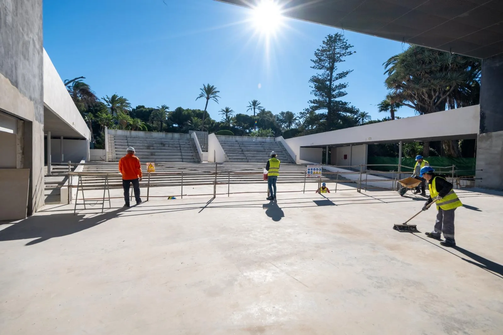 Obreros sobre el espacio escénico del edificio