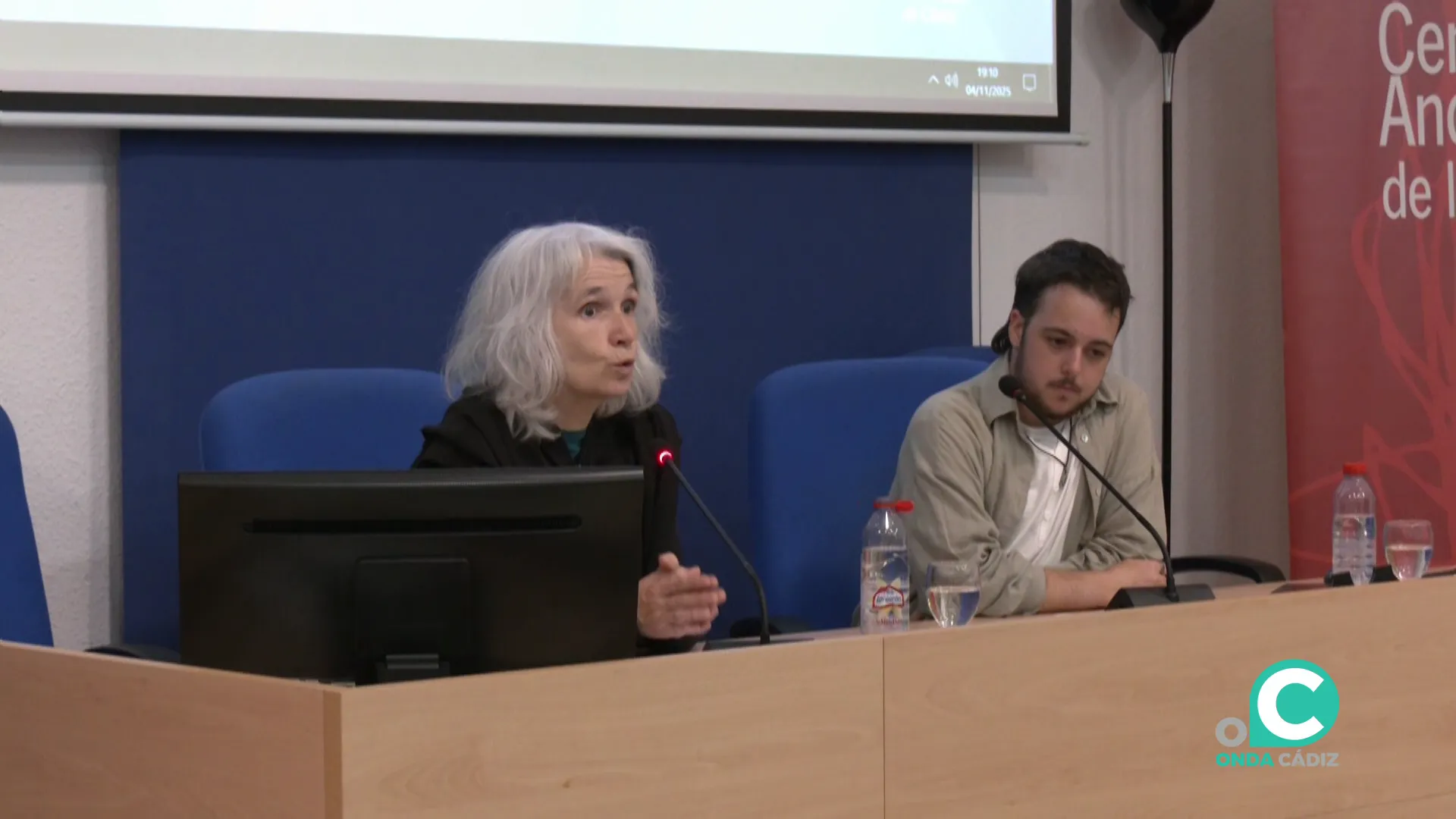 Momento del acto que se celebró en el salón de grados de la Facultad de Filosofía y Letras