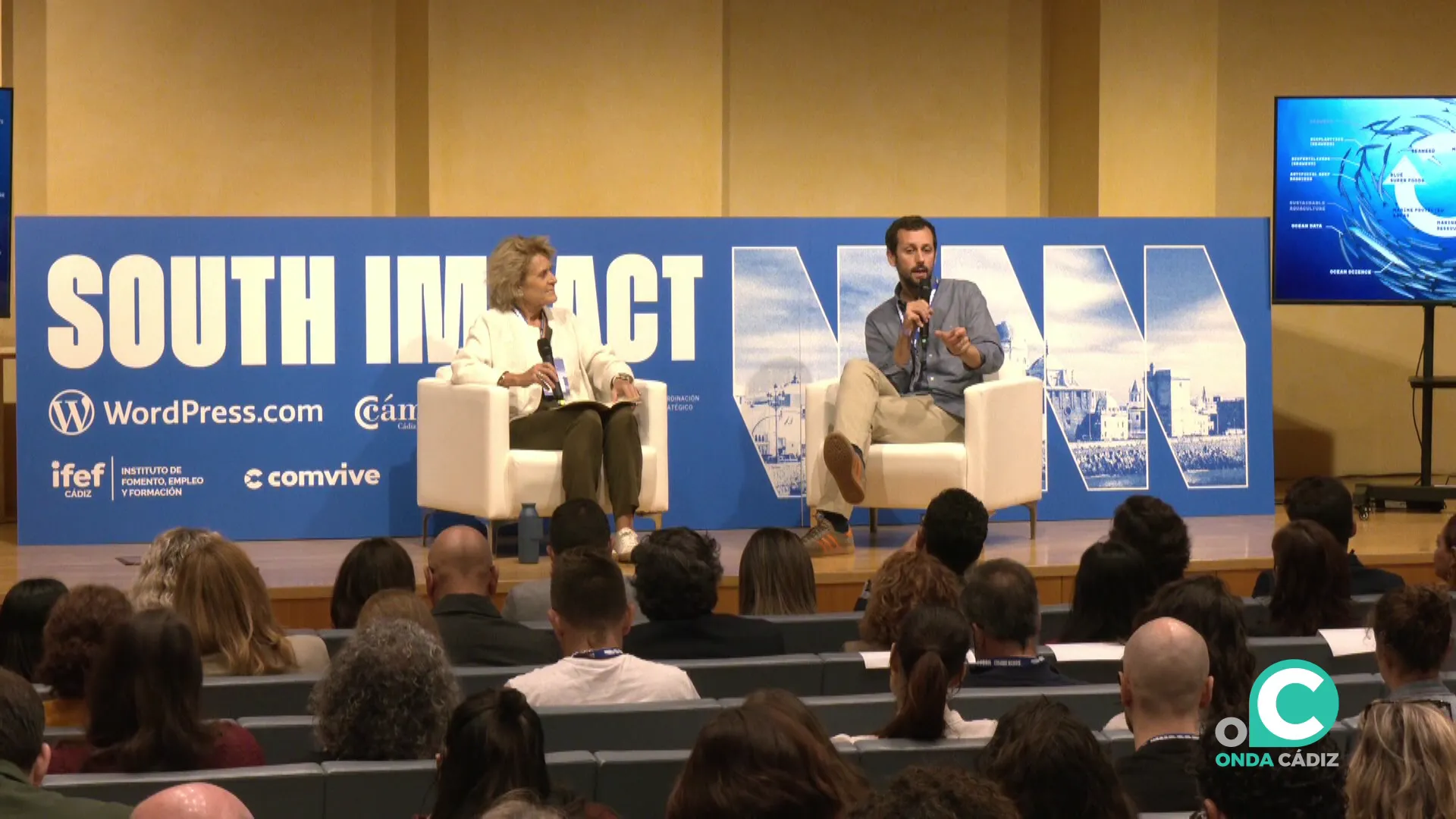 Una de las intervenciones entre dos invitados a la cita celebrada este miércoles en la capital gaditana