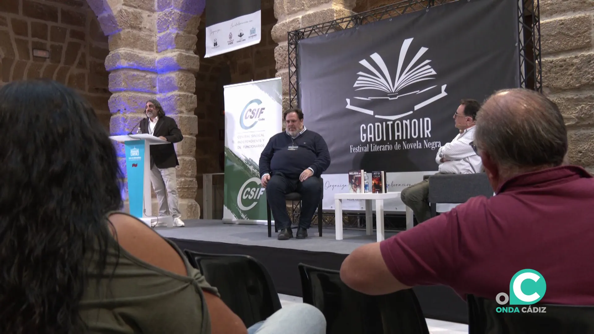 Ambos autores durante sus intervenciones en la cita