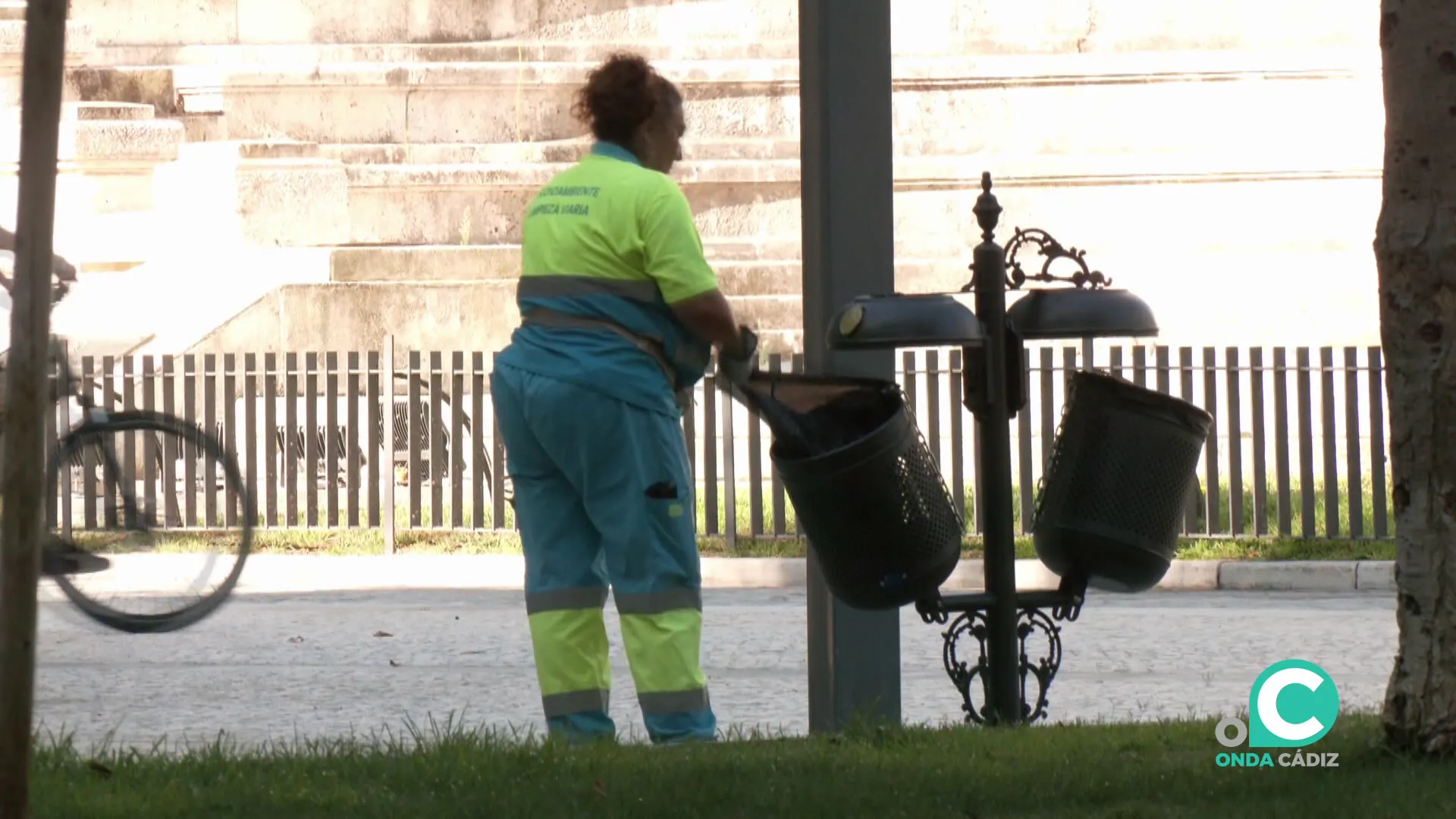 Operaria en uno de los jardines de la capital gaditana