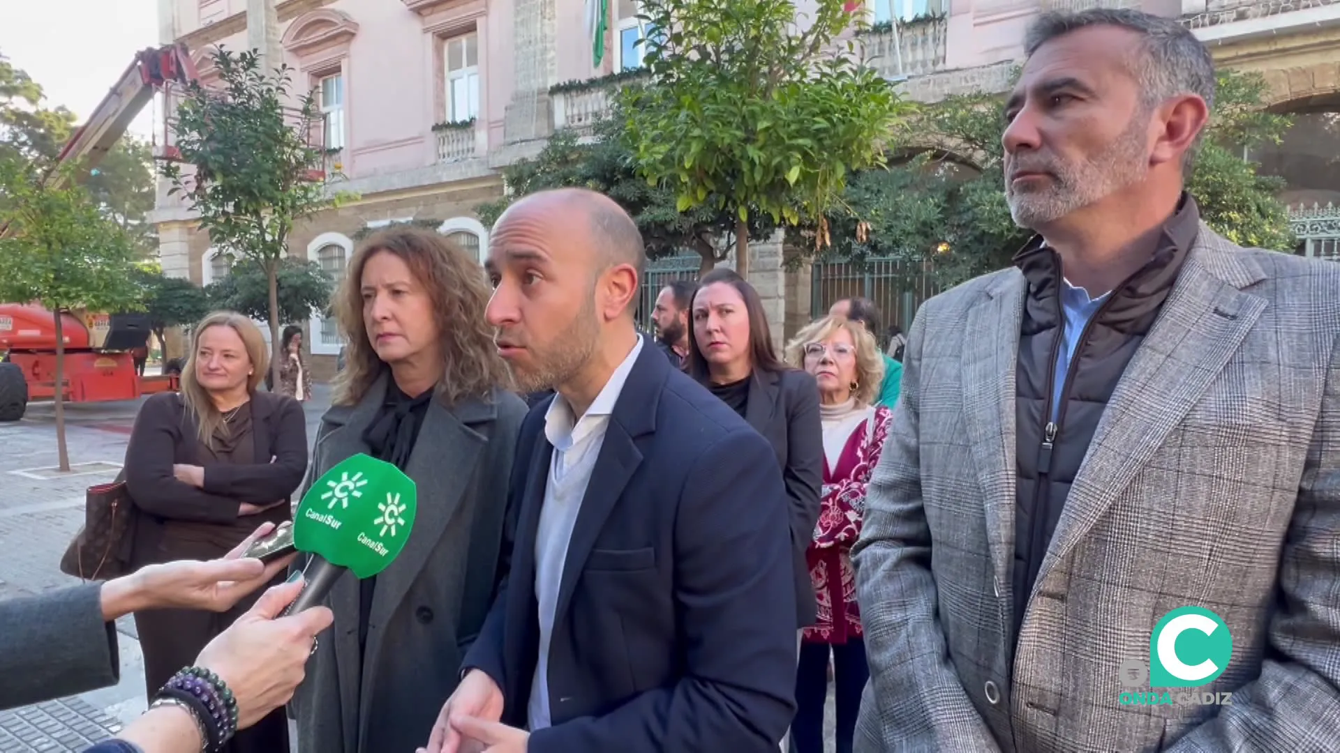 Regidores del PSOE a la puerta del Palacio Provincial en la capital gaditana
