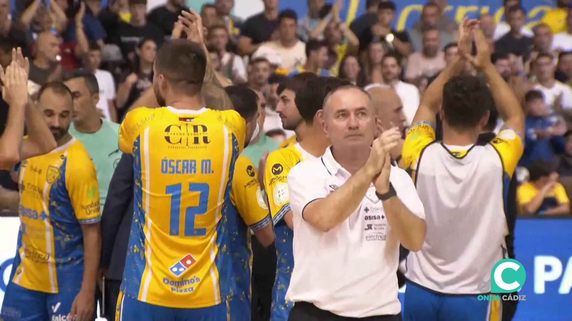 Entrenador y jugadores gaditanos saludan a los aficionados tras el encuentro