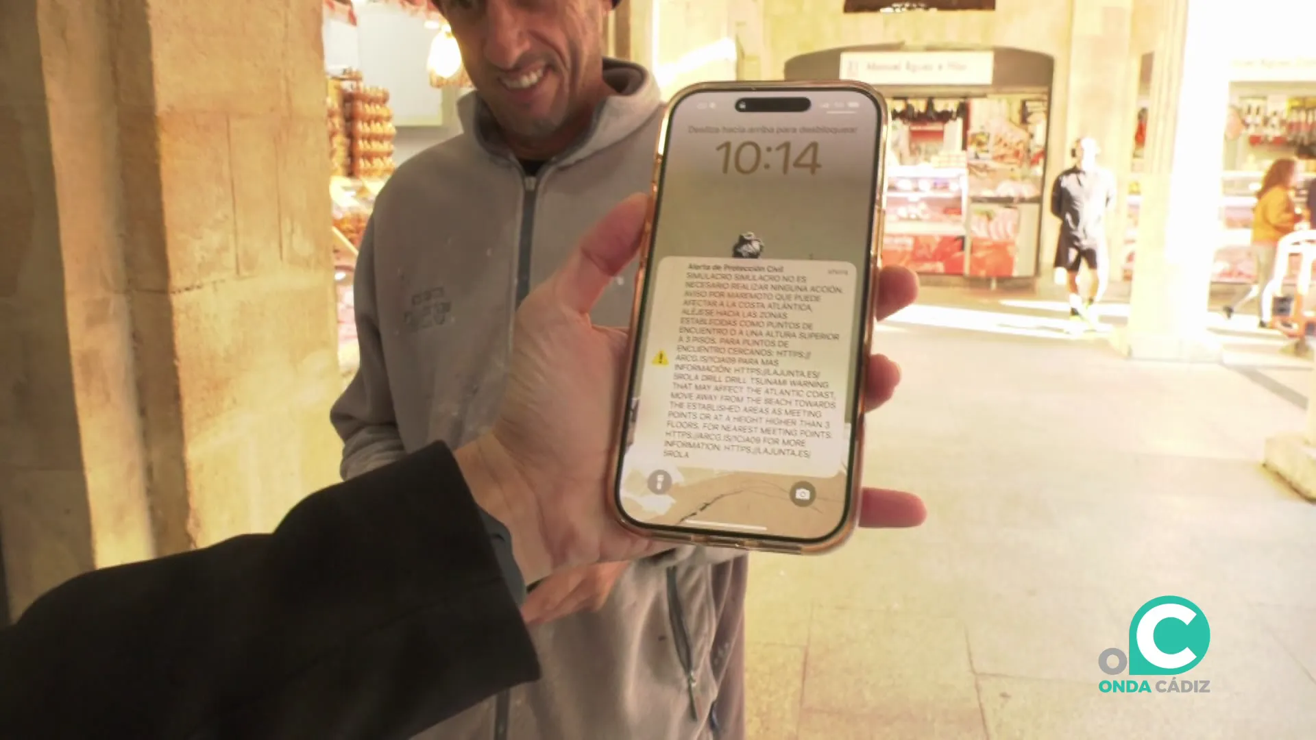 Un usuario muestra el mensaje llegado a las 10:14 horas de este jueves