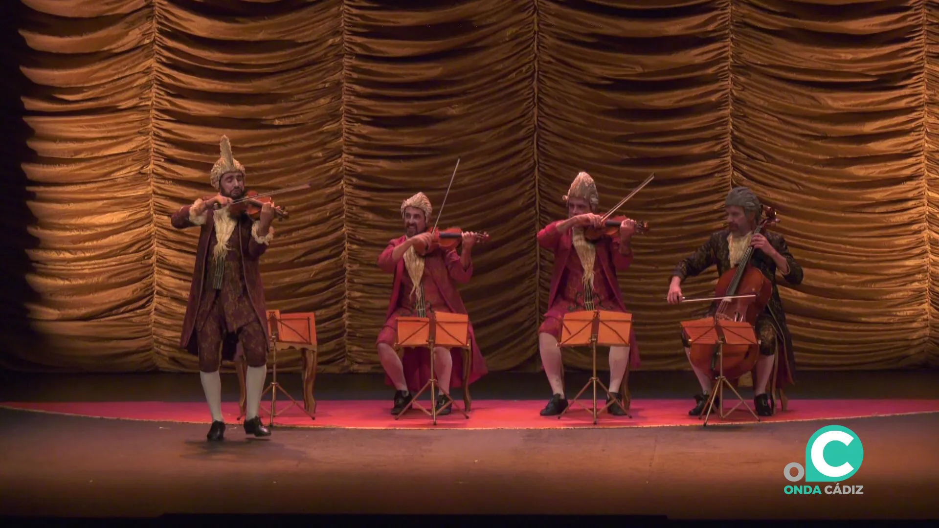 Un momento de la actuación entre la comedia satírica y el retrato de época