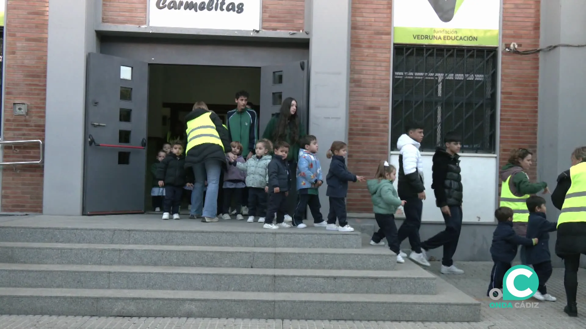 Escolares salen del colegio de Las Carmelitas durante el ejercicio de evacuación