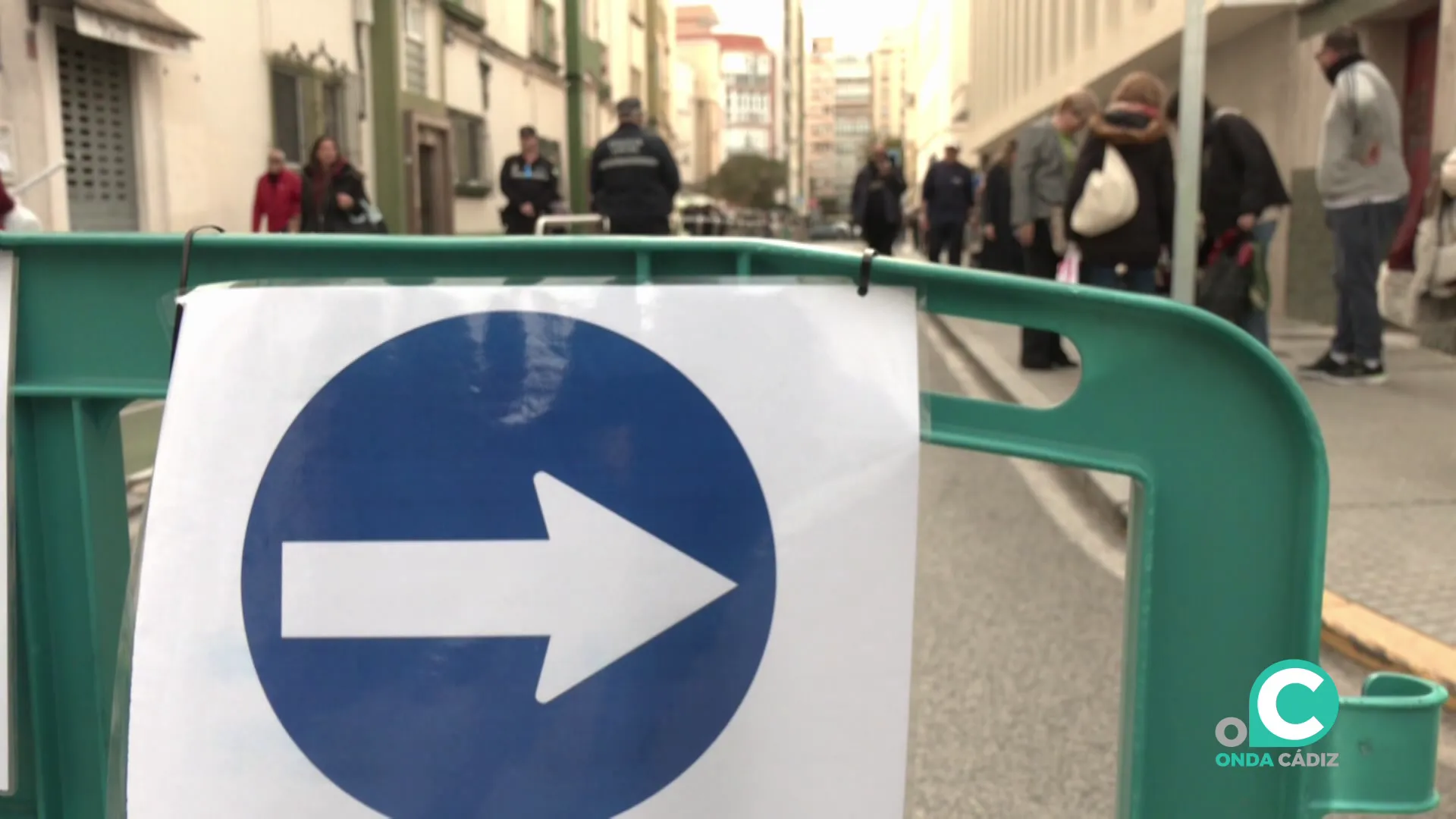 Cartel señalizador para los vehículos ante la puerta del centro 