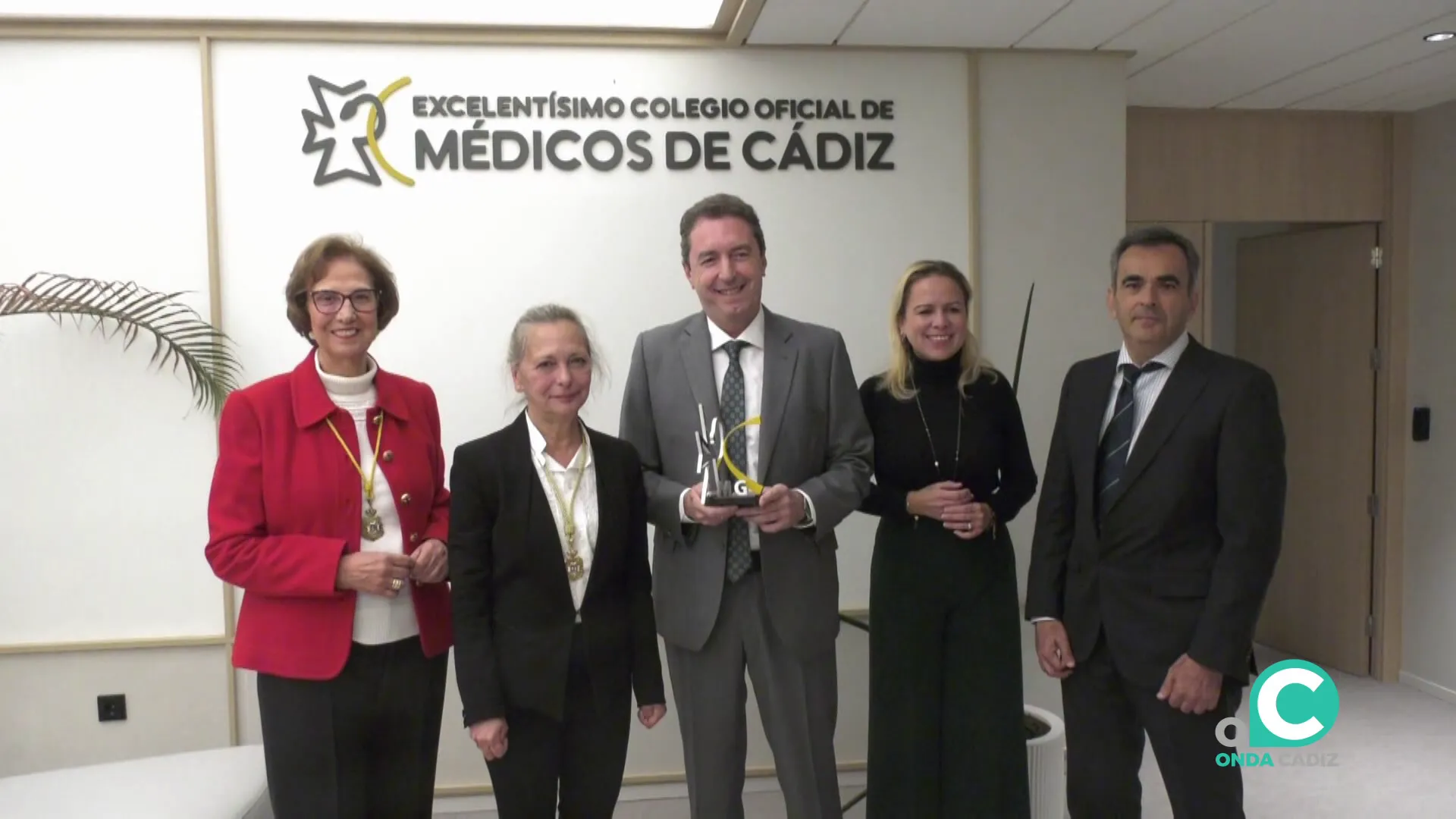 El facultativo acompañado de familiares y miembros de la institución tras el acto