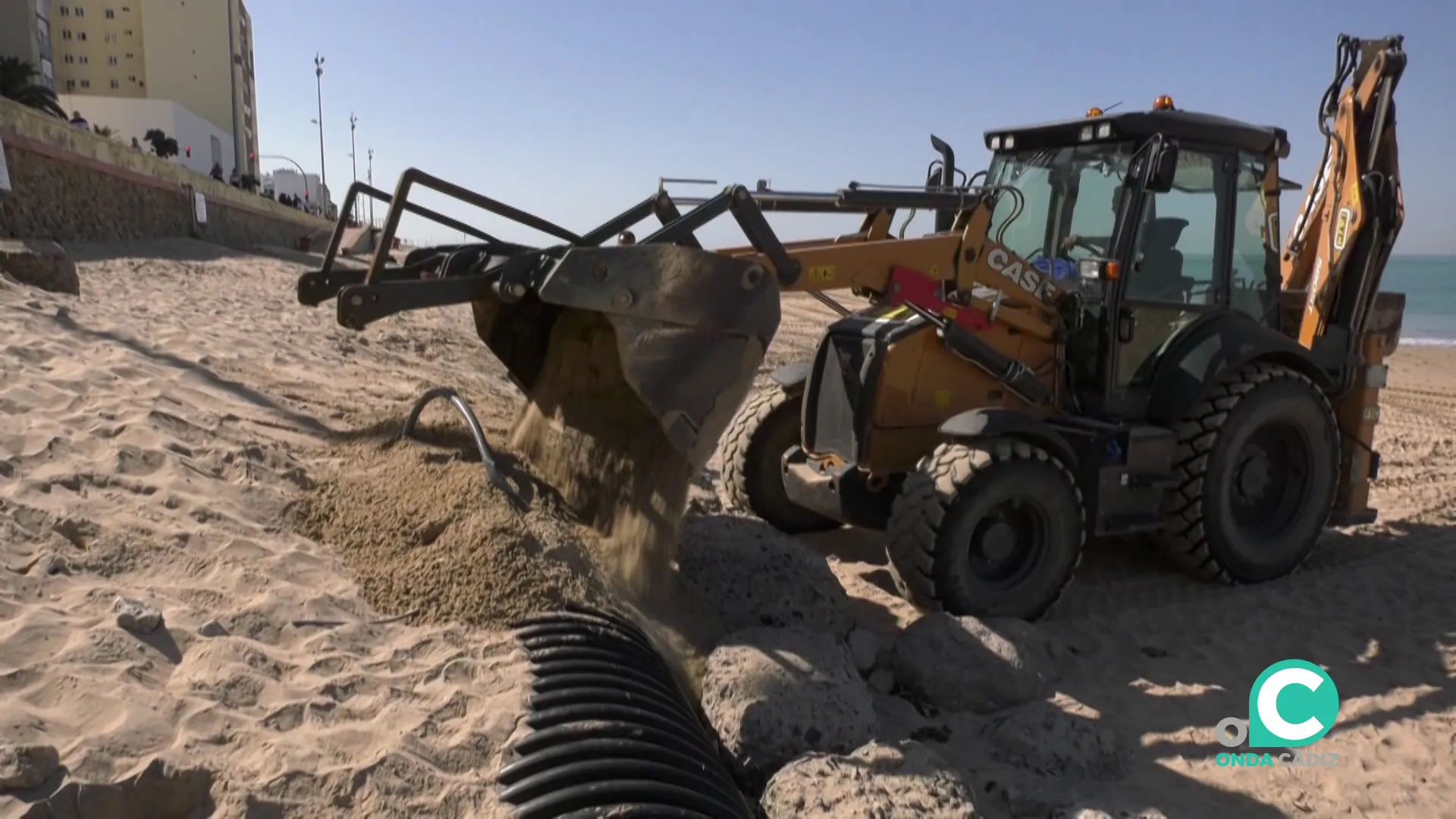 Maquina trabajando en el espacio litoral donde se situa la instalación