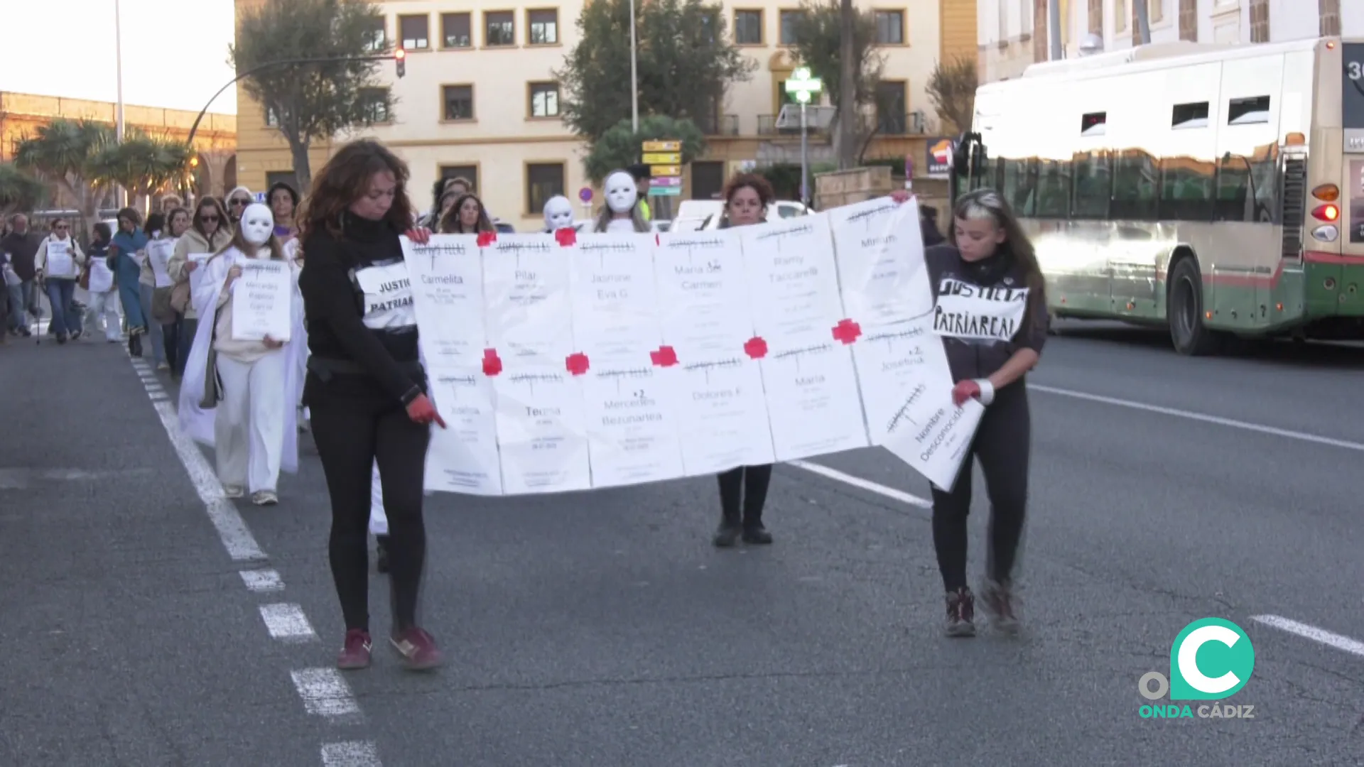 Participantes en la marcha que se efectuó desde la Audiencia Provincial 