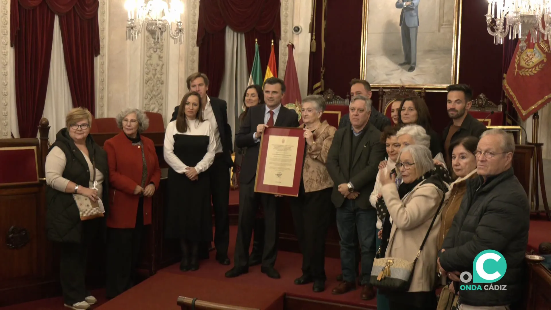 Distinguidos y autoridades al final del acto celebrado en el Ayuntamiento