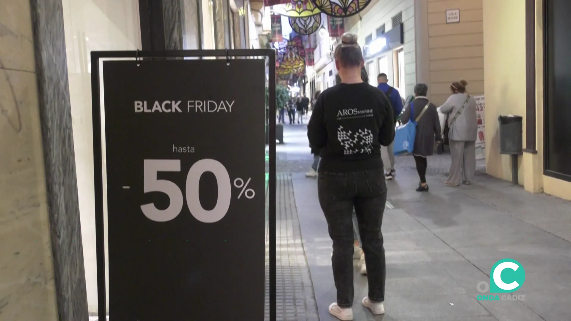 Cartel publicitario en una calle comercial de la capital durante el Black Friday 2024