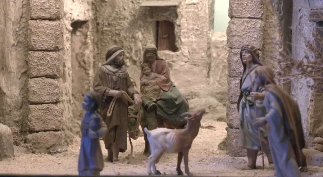 Un belén que recibe al visitante con las puertas abiertas